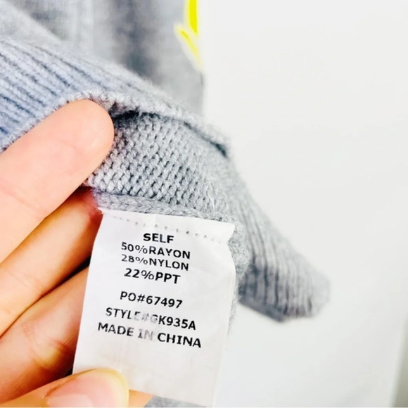 T.I.M.I.N.G. Gray Long Sleeve Knit Sweater With Yellow Floral Detail Size Large - Picture 6 of 7